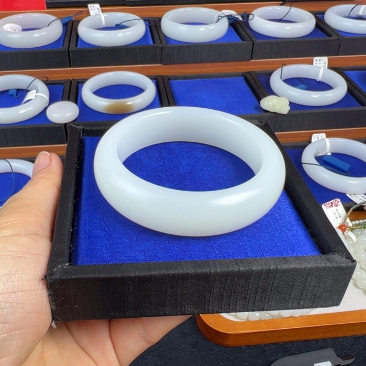 和田玉未镶嵌手镯