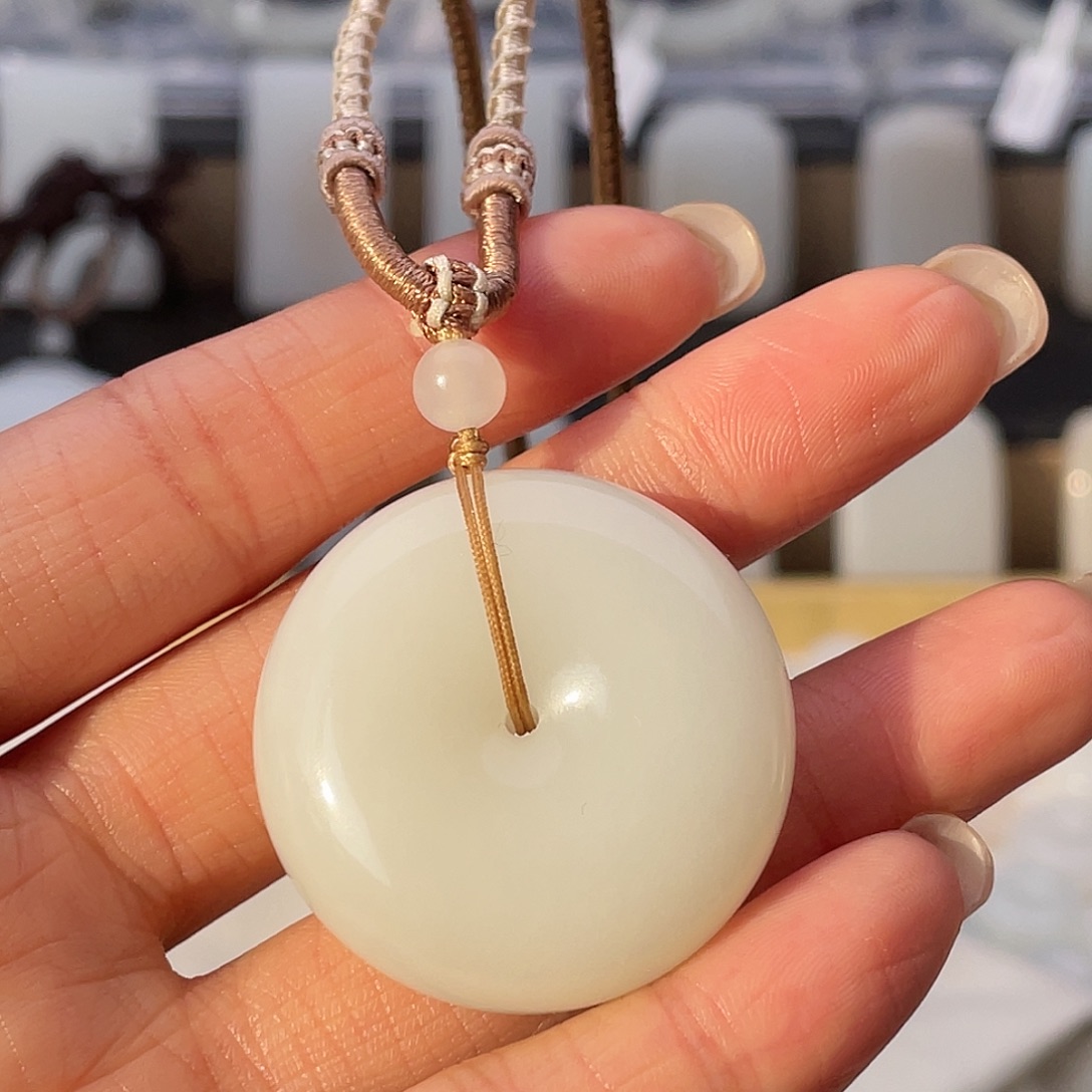 清***在和田玉未镶嵌颈饰