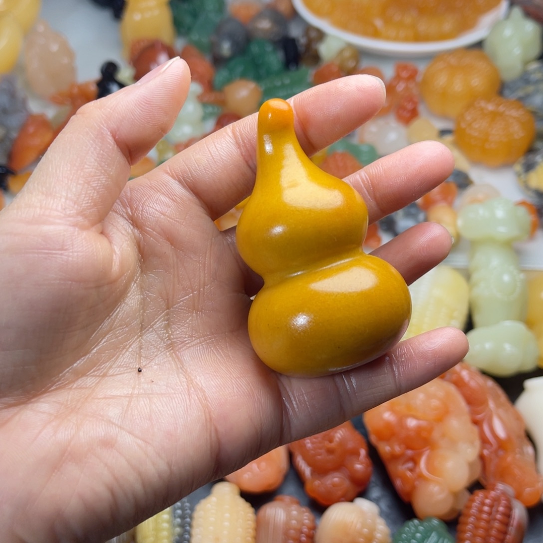 秦***师石英质玉（金丝玉）未镶嵌颈饰