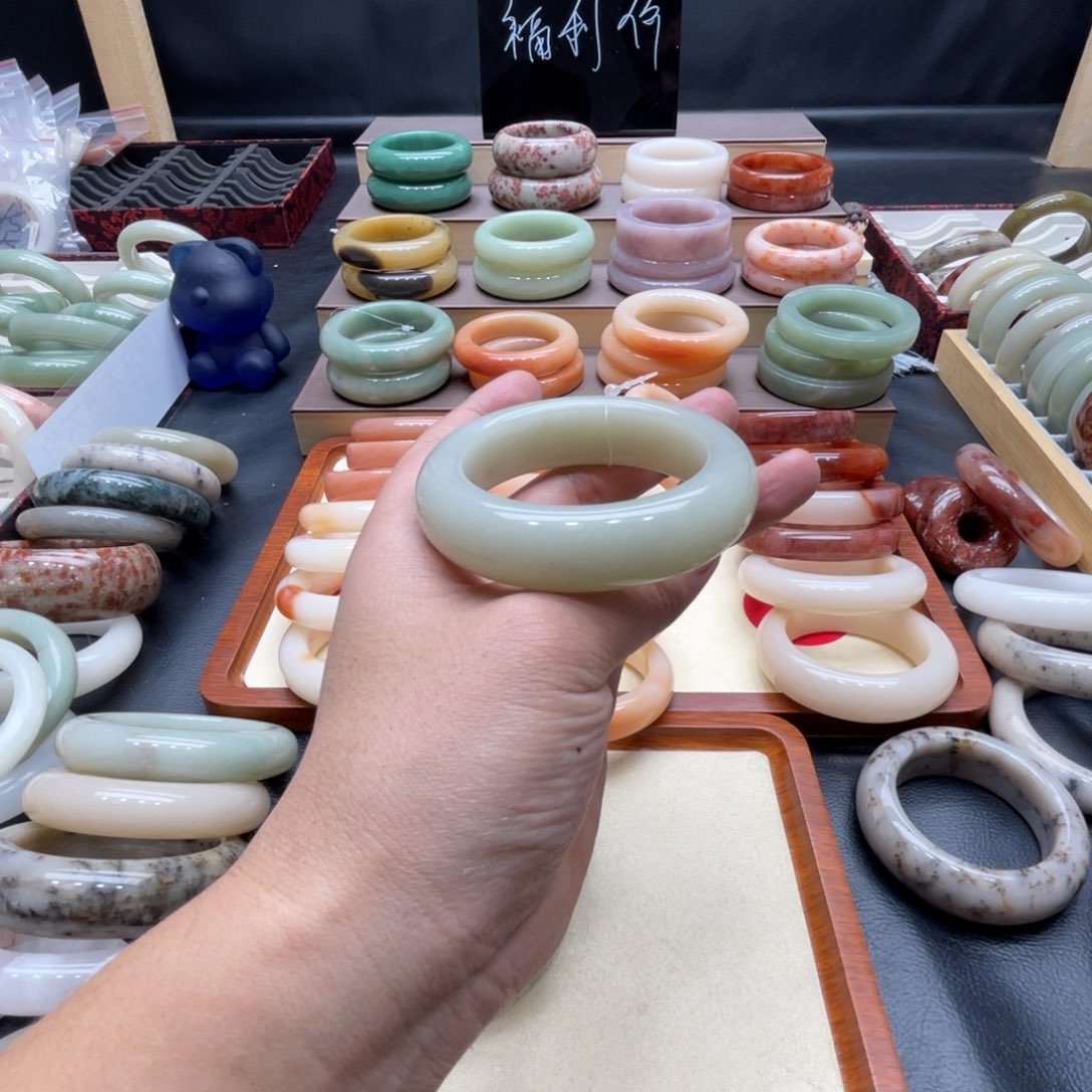 石英质玉手镯未镶嵌越*