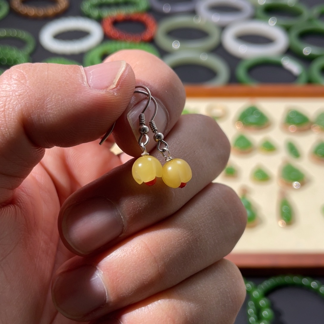 琥珀颈饰银S925镶嵌蜜蜡的颜色是什么