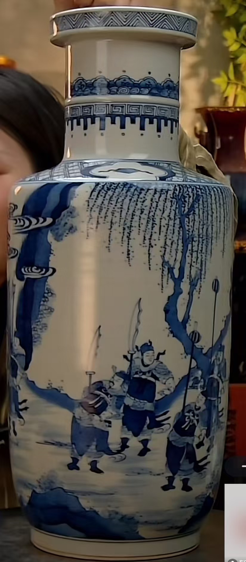 青花人物故事画片棒槌瓶