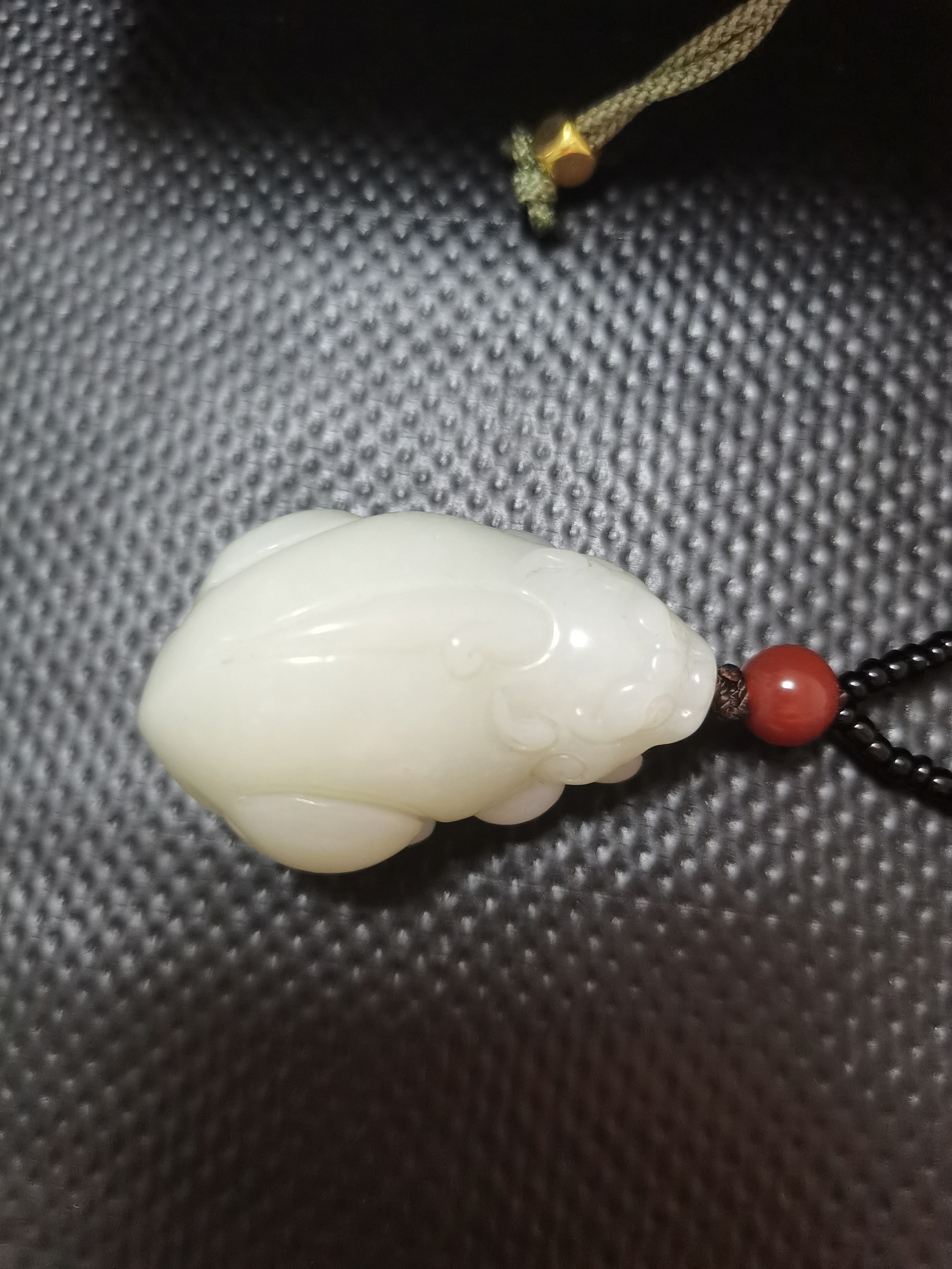 新疆和田玉吊坠。