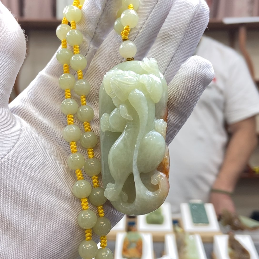 透闪石质玉未镶嵌颈饰