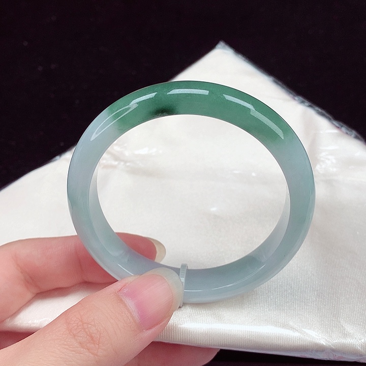 翡翠手镯未镶嵌翡翠