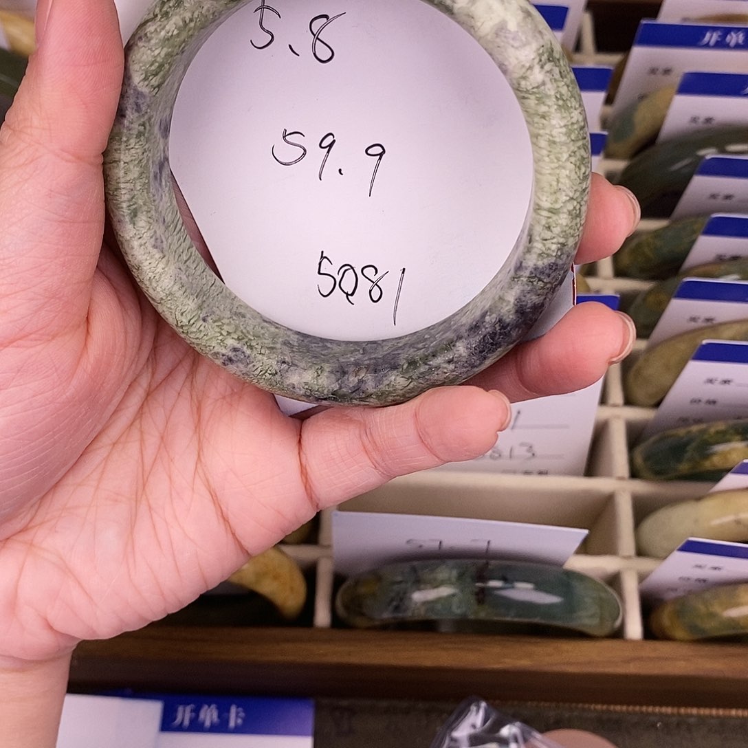 蛇纹石玉手镯未镶嵌