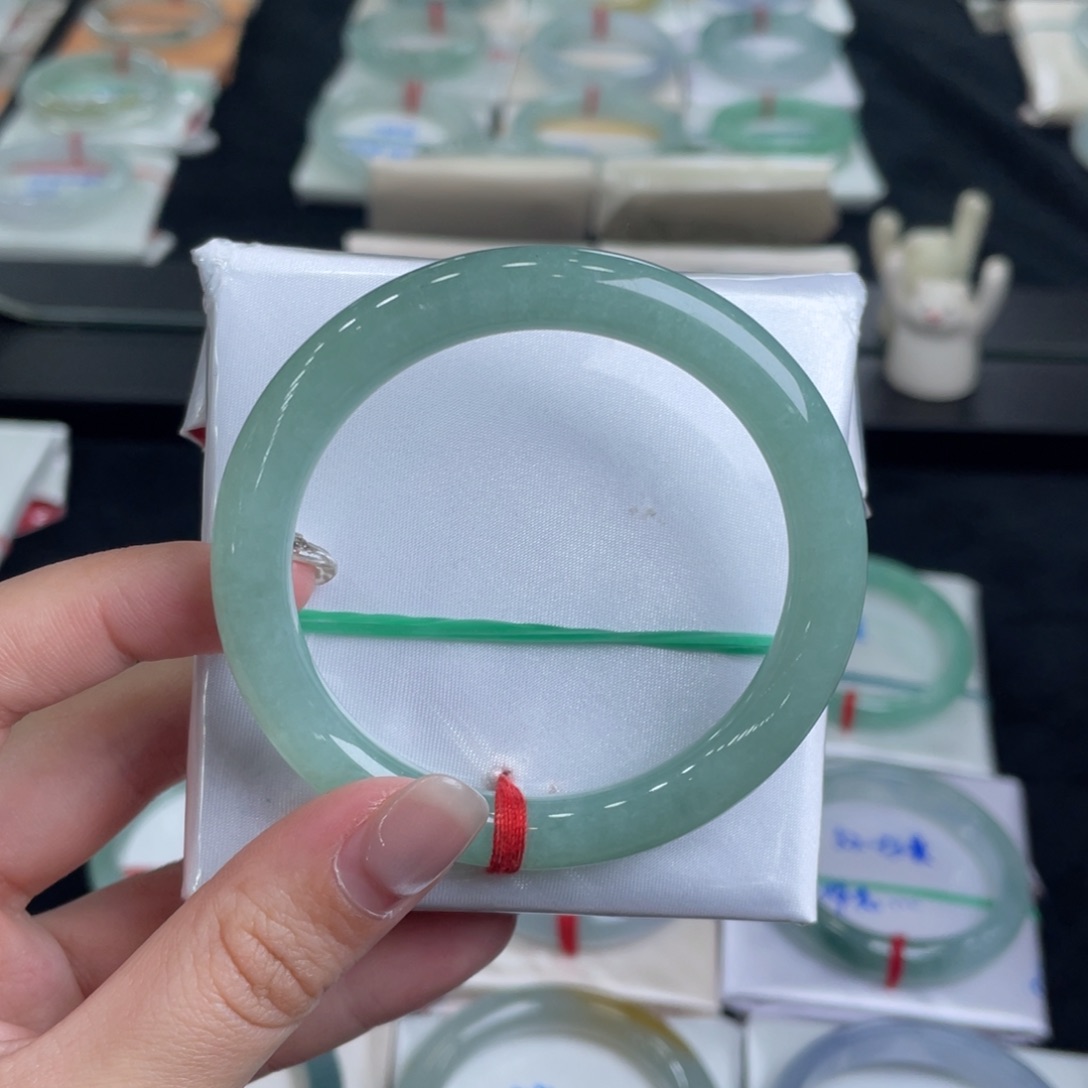 翡翠手镯未镶嵌翡翠