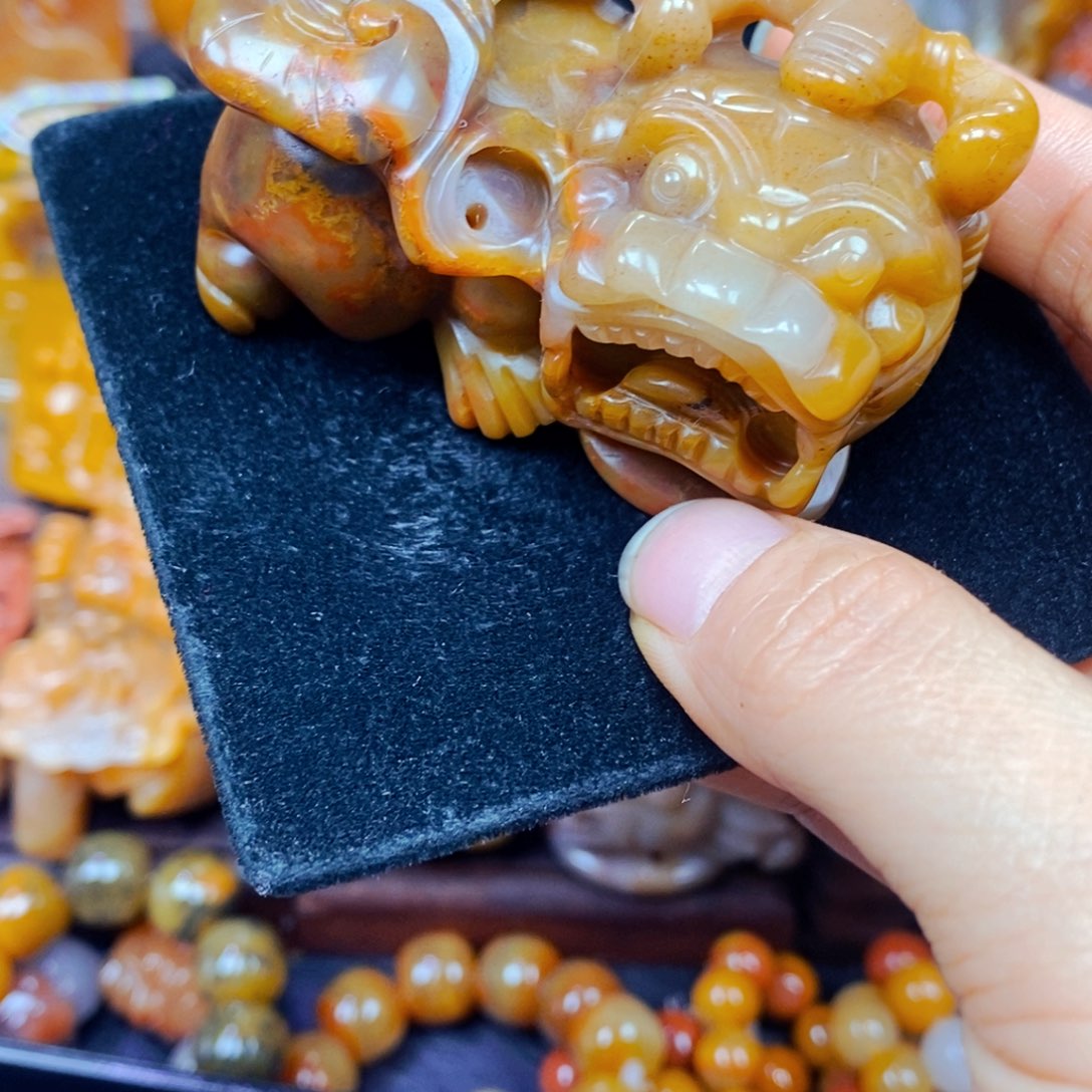 未镶嵌石英质玉（黄龙玉）颈饰