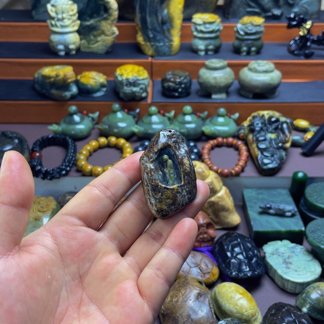 【闪购商品】未镶嵌岫岩河磨玉（透闪石质玉）挂件五**世