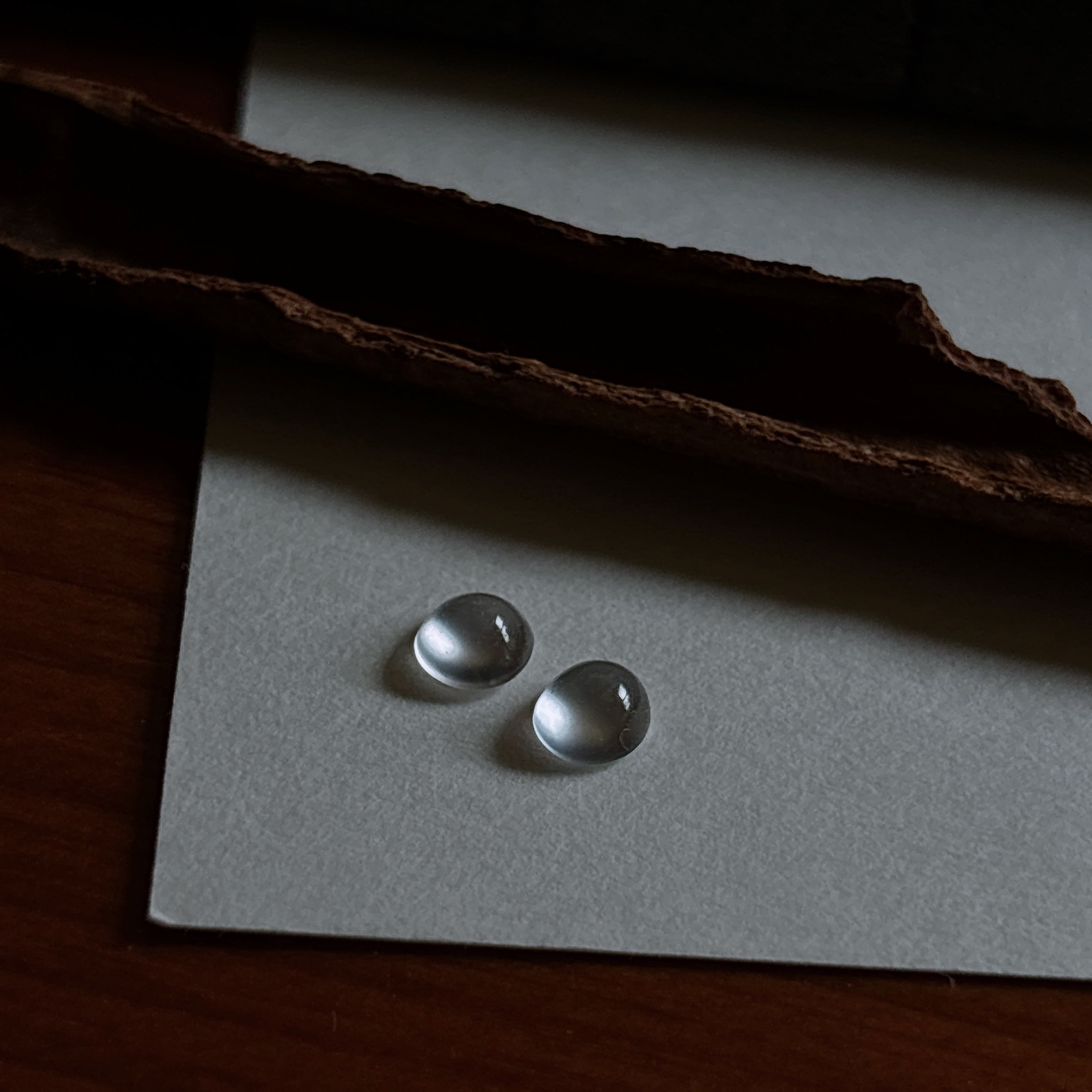 缅甸天然翡翠a货老坑玻璃种蛋面种好刚性十足镶嵌耳钉佩戴效果好