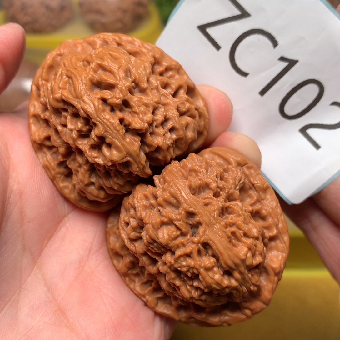 文玩核桃把件红皮三角疆42