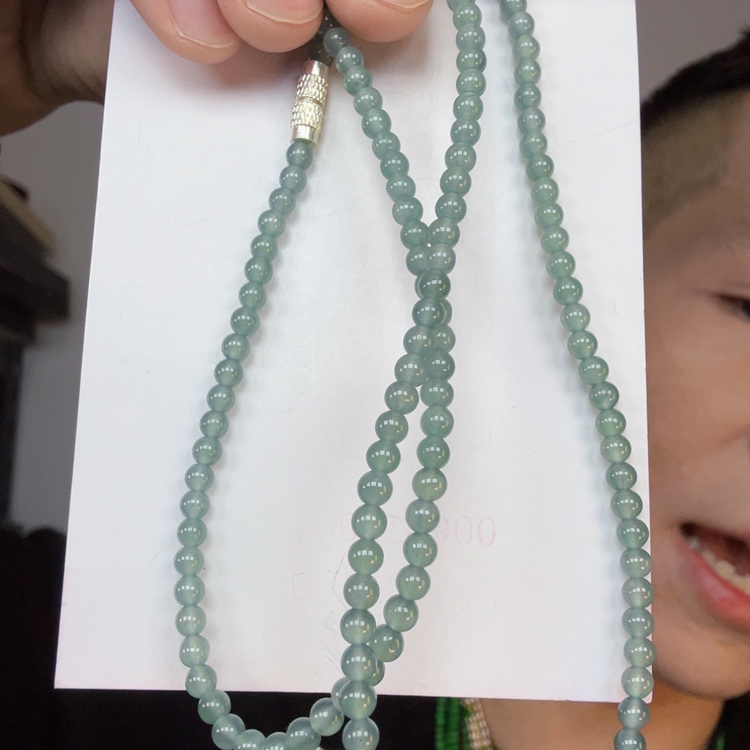 翡翠未镶嵌颈饰一件
