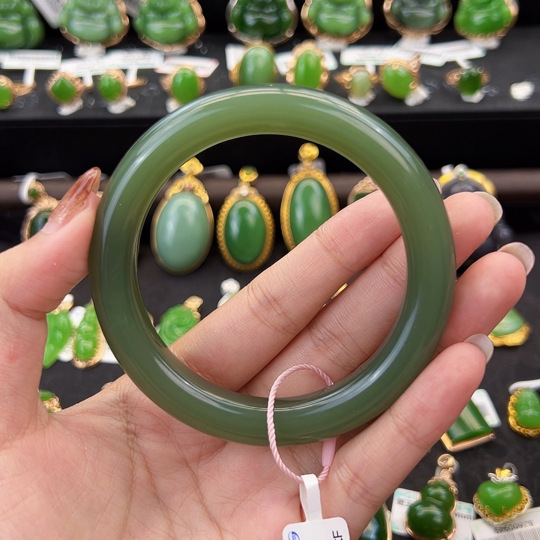 和田玉未镶嵌手镯