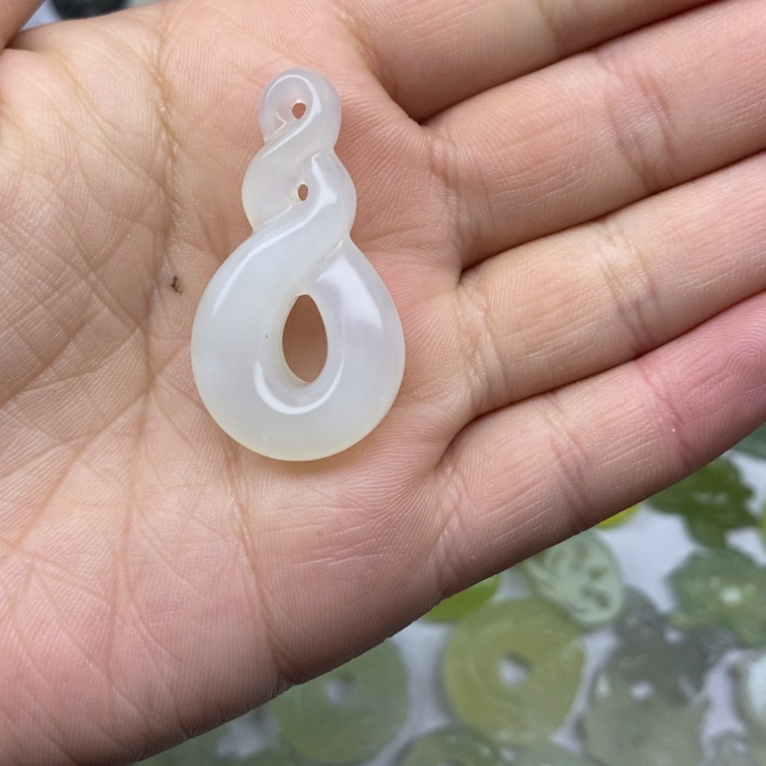 蛇纹石玉未镶嵌颈饰