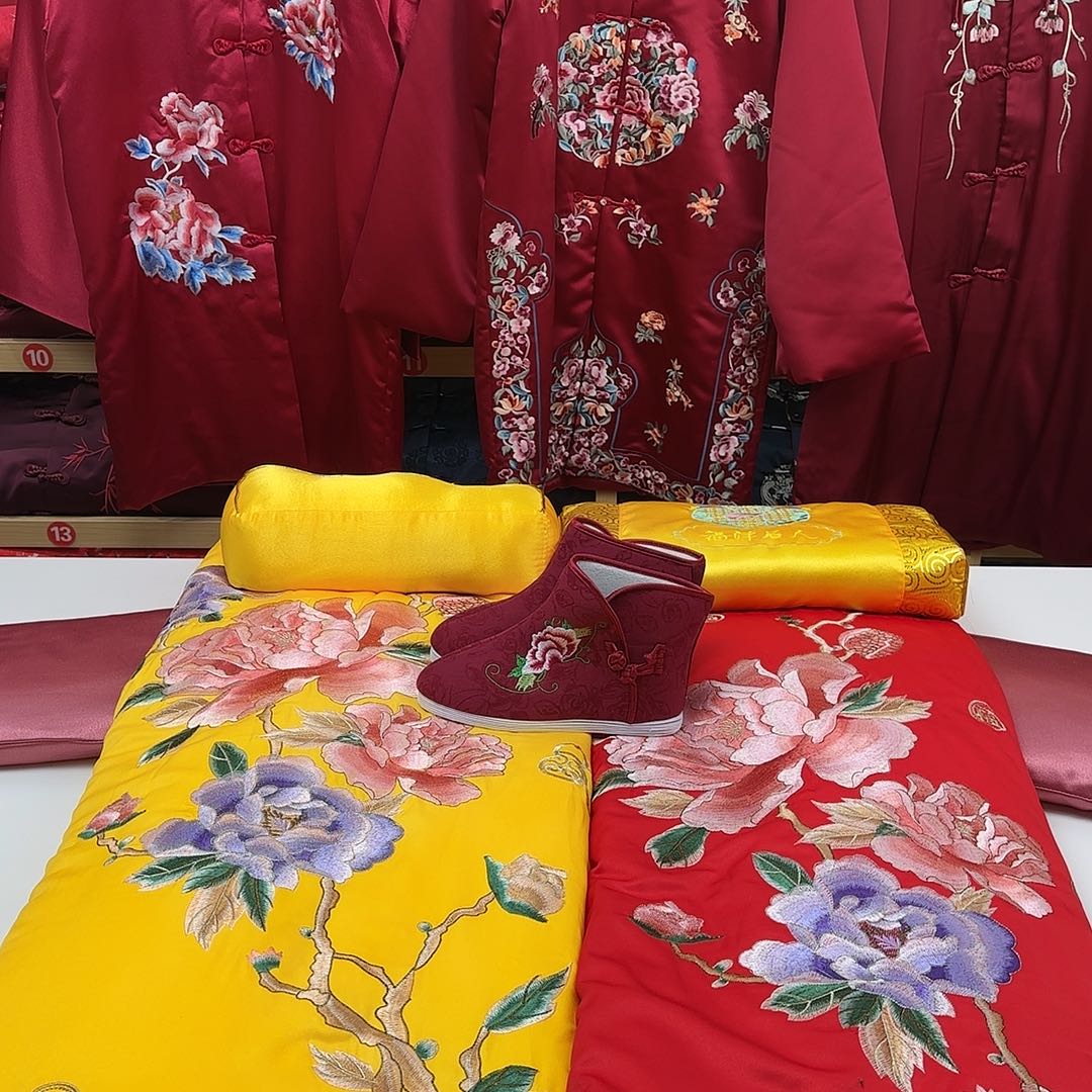 牡丹花被褥黄红色