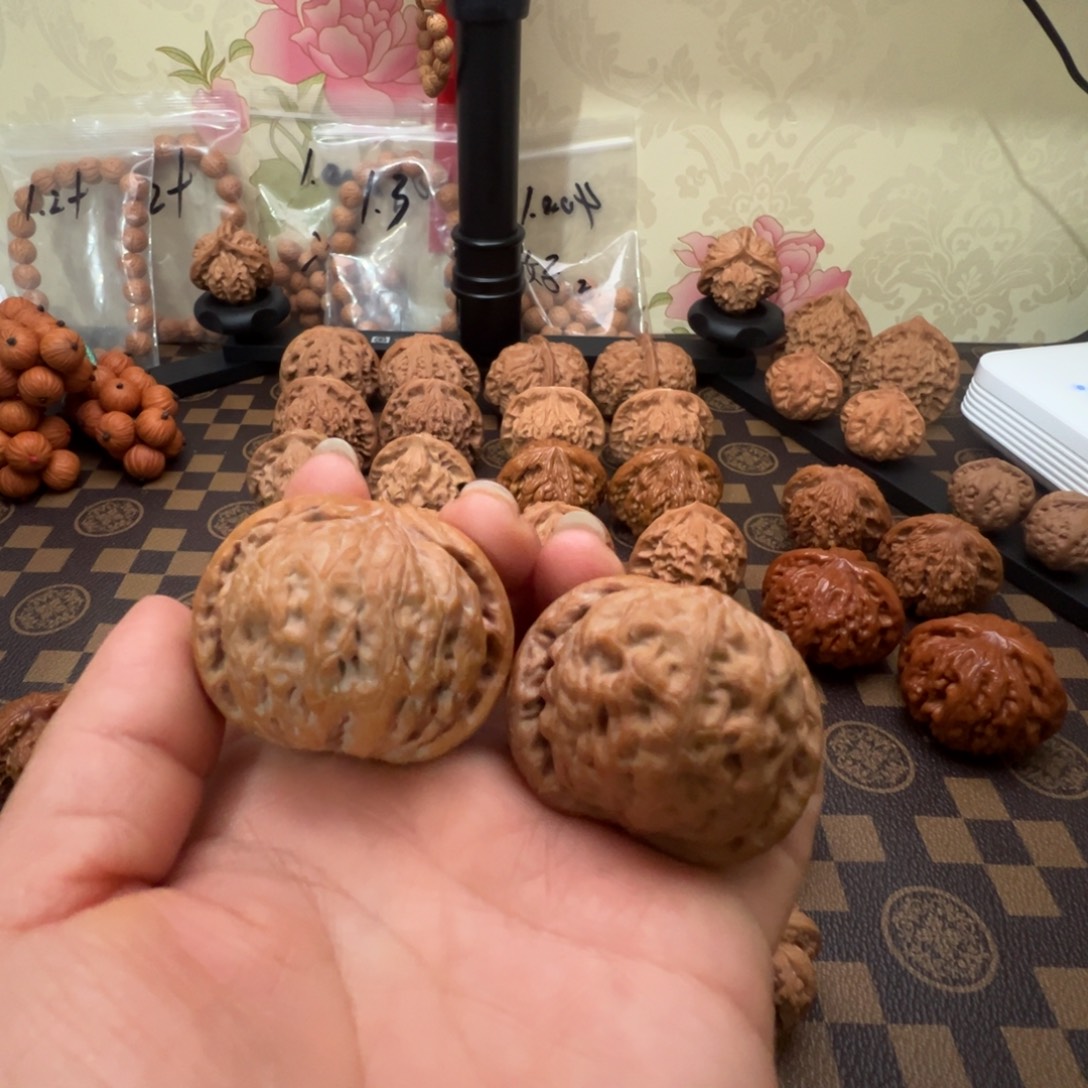 日***财文玩核桃吊坠金公子