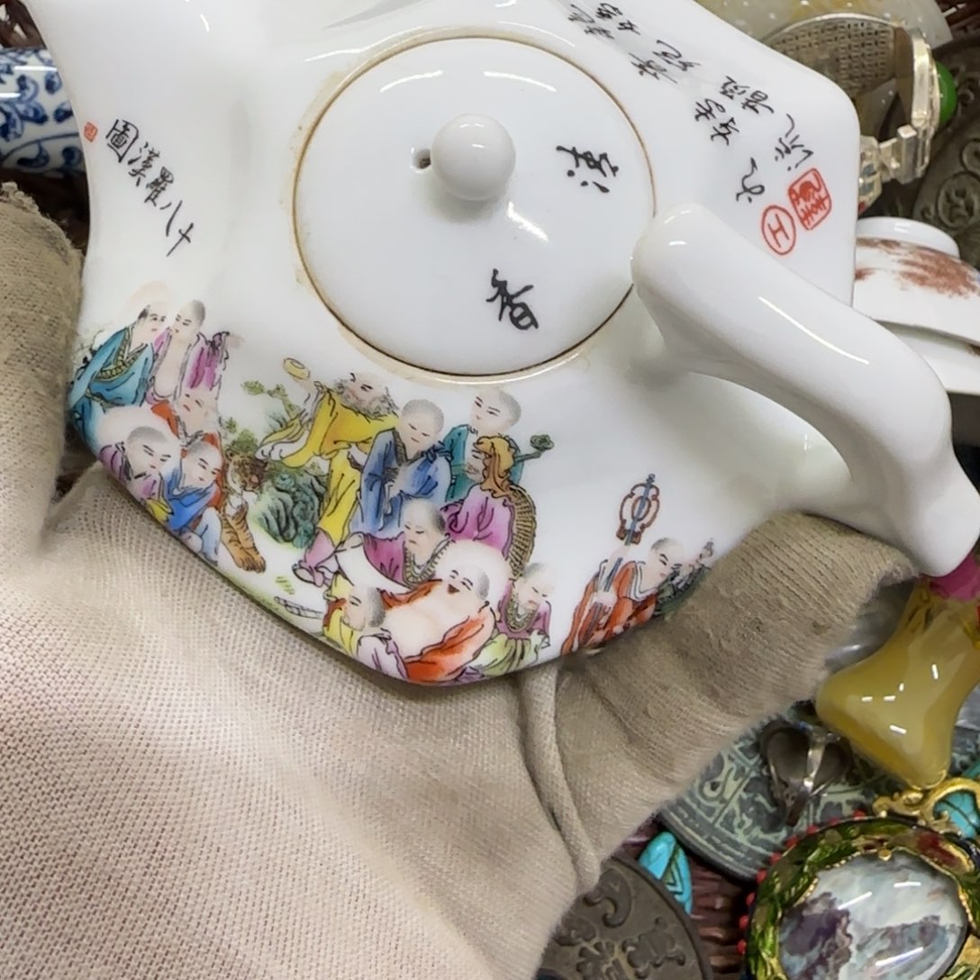 山***水茶壶的设计很讲究茶壶