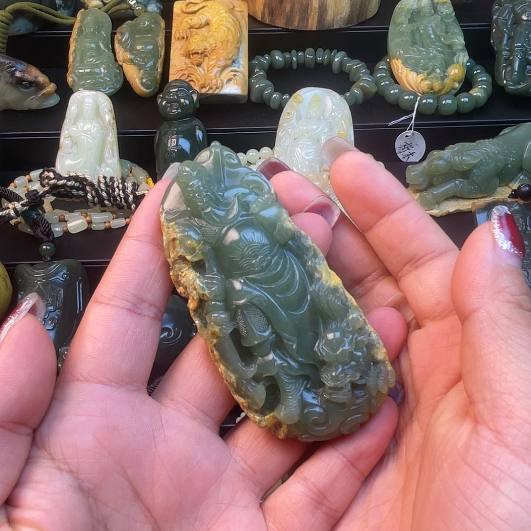 乌***！岫岩河磨玉（透闪石质玉）未镶嵌手链