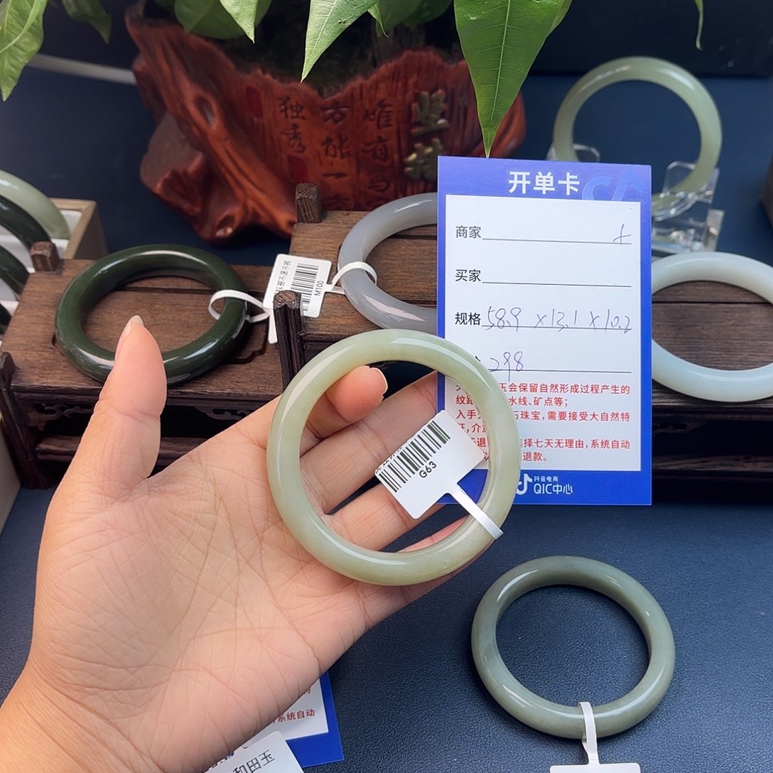 和田玉未镶嵌手镯