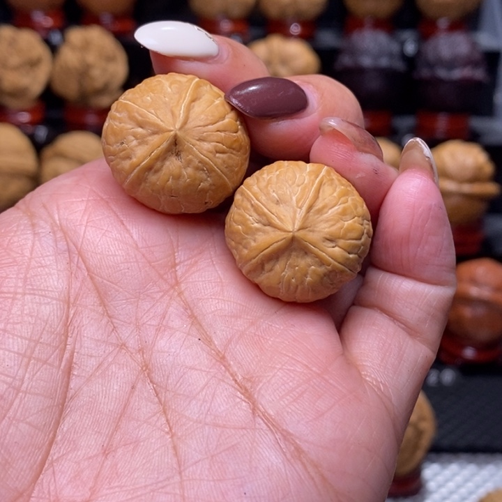 文玩核桃把件手捻四棱…………14