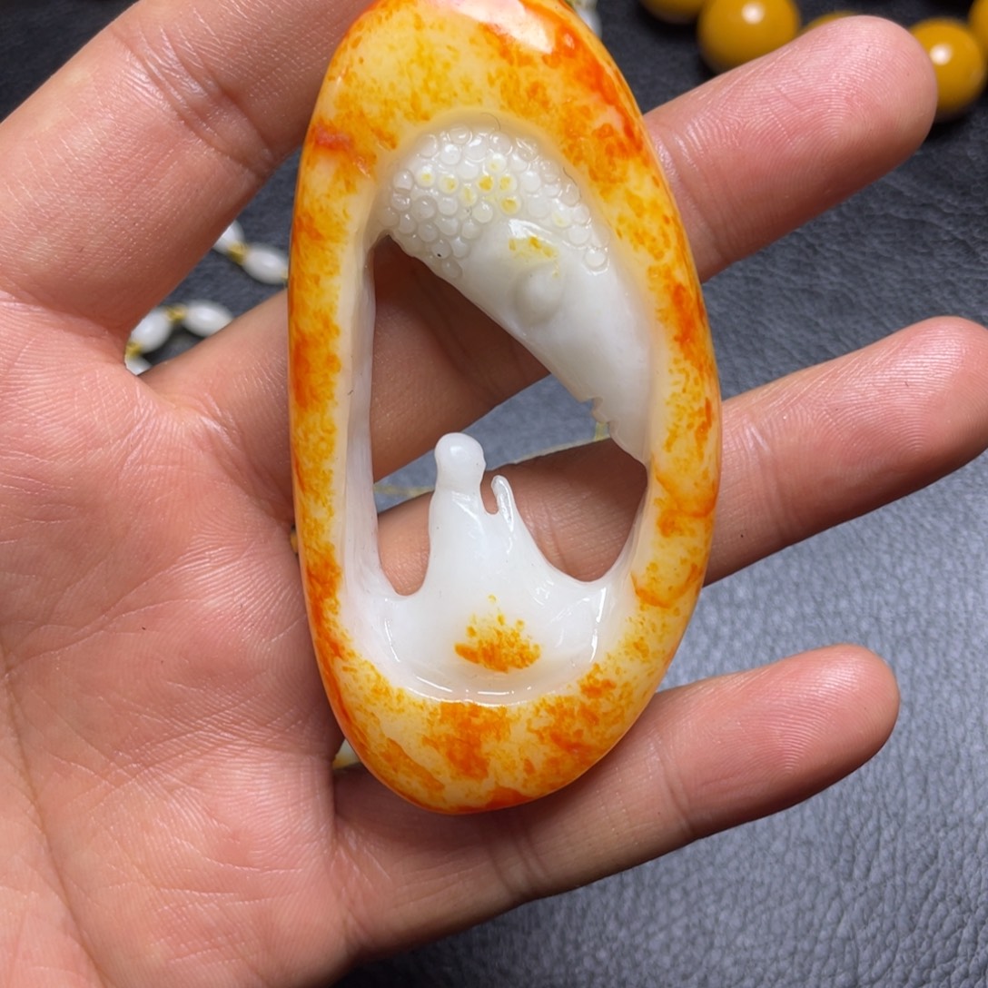 彪***哥和田玉未镶嵌颈饰