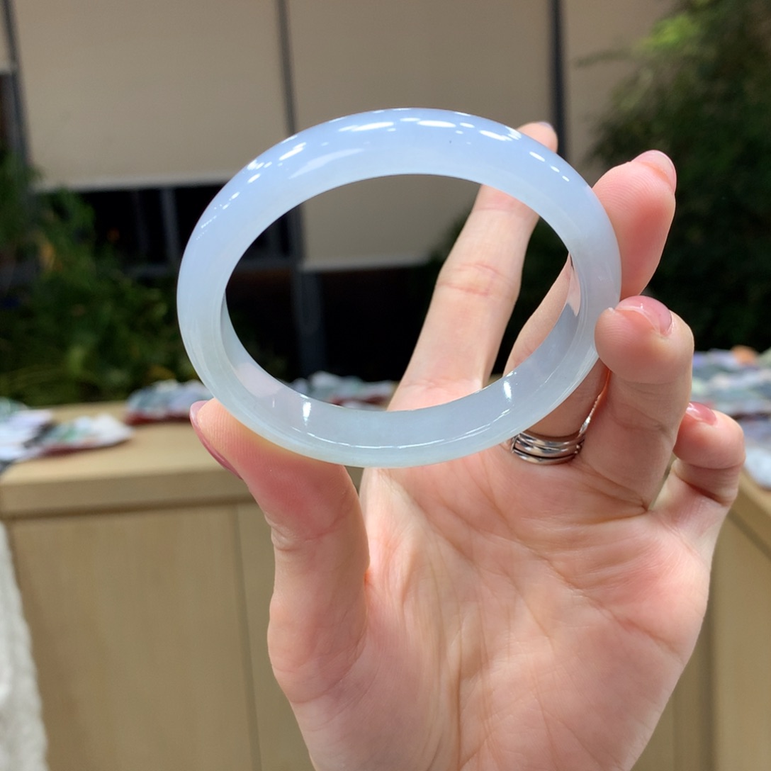 翡翠手镯未镶嵌不退不换