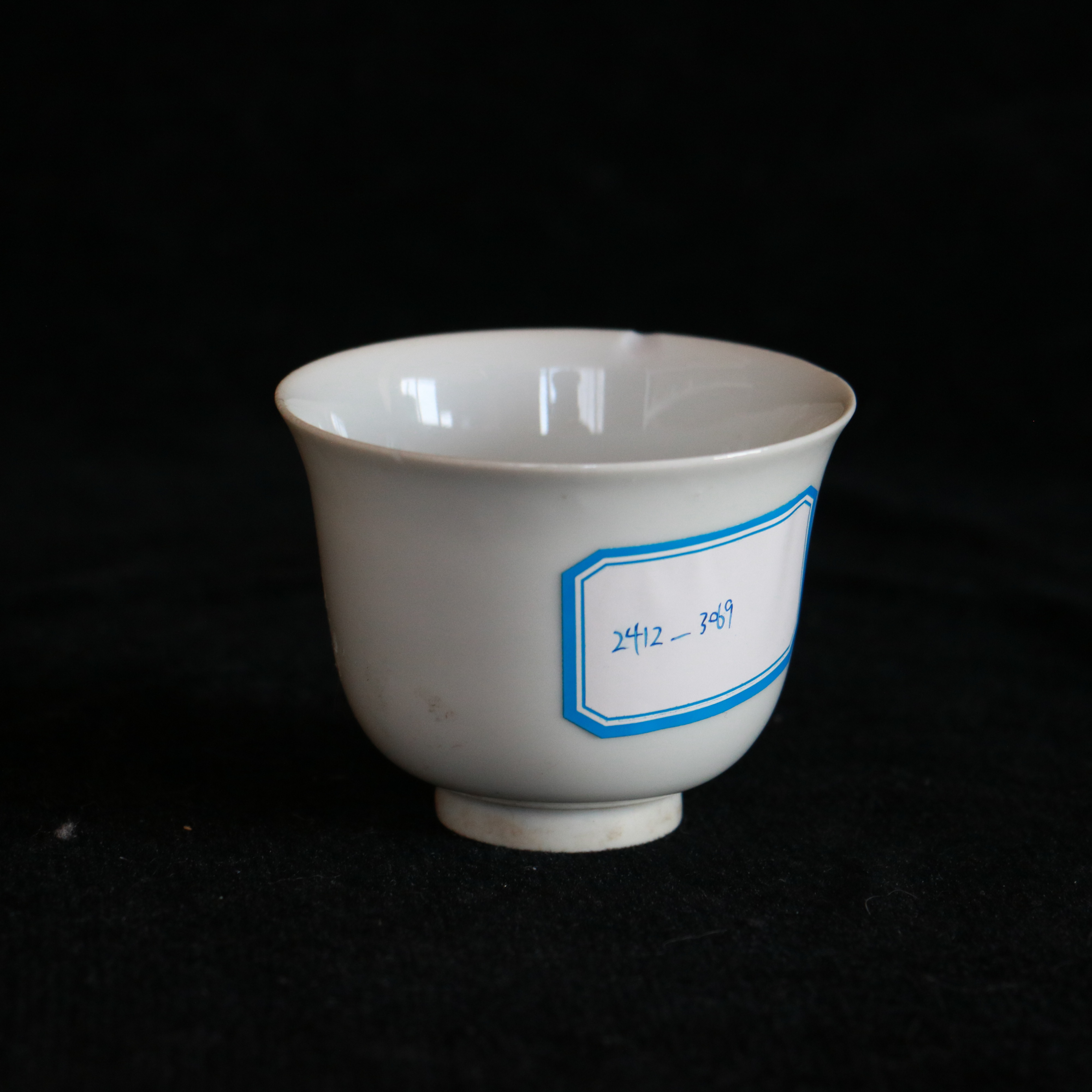 清代晚期甜⽩釉杯