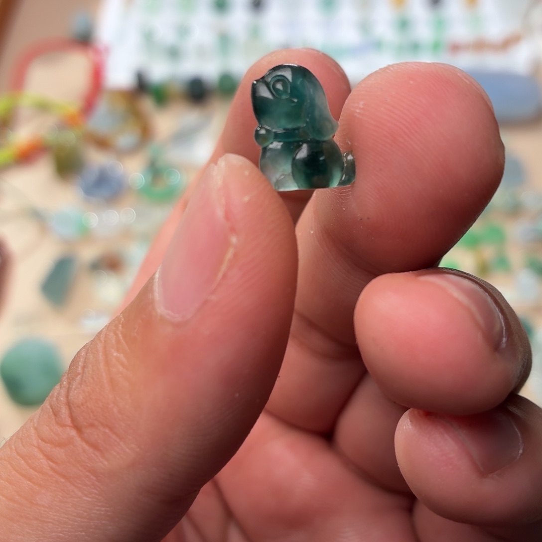 翡翠裸石蓝水小狗