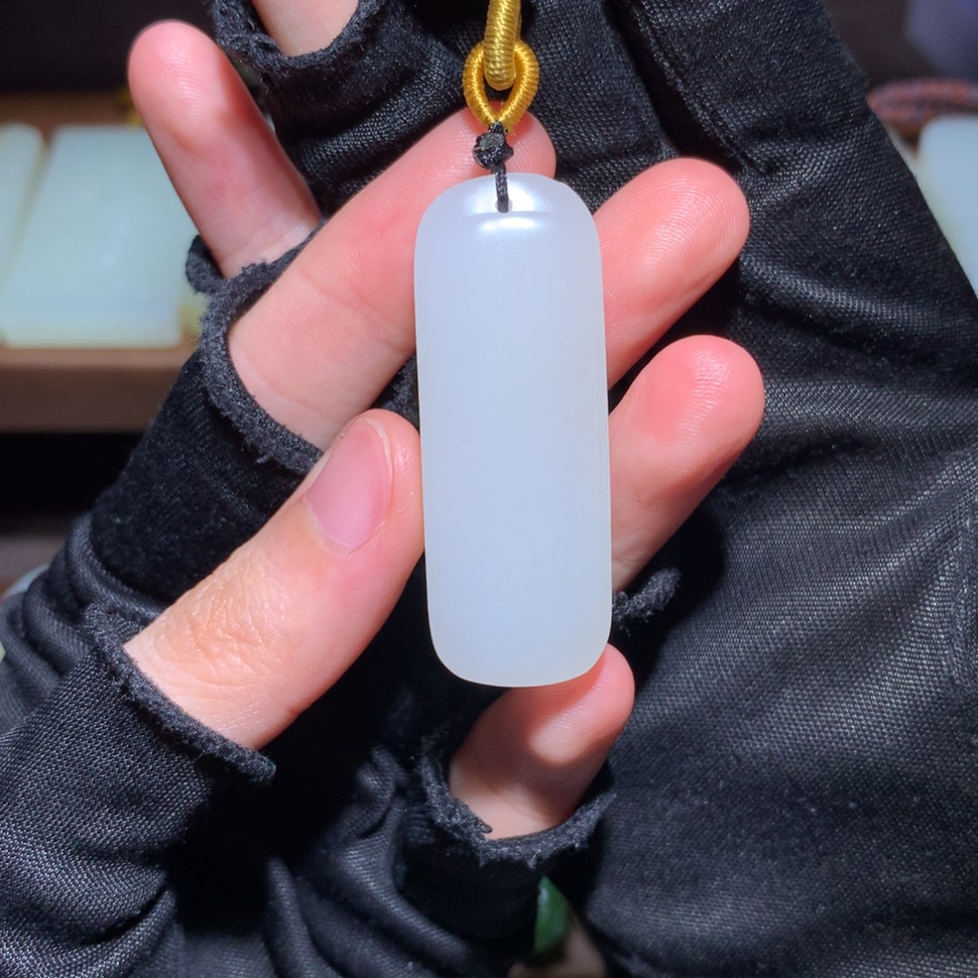 盛***文和田玉未镶嵌颈饰