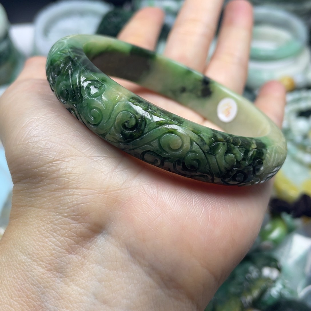 翡翠未镶嵌颈饰虎*牌子