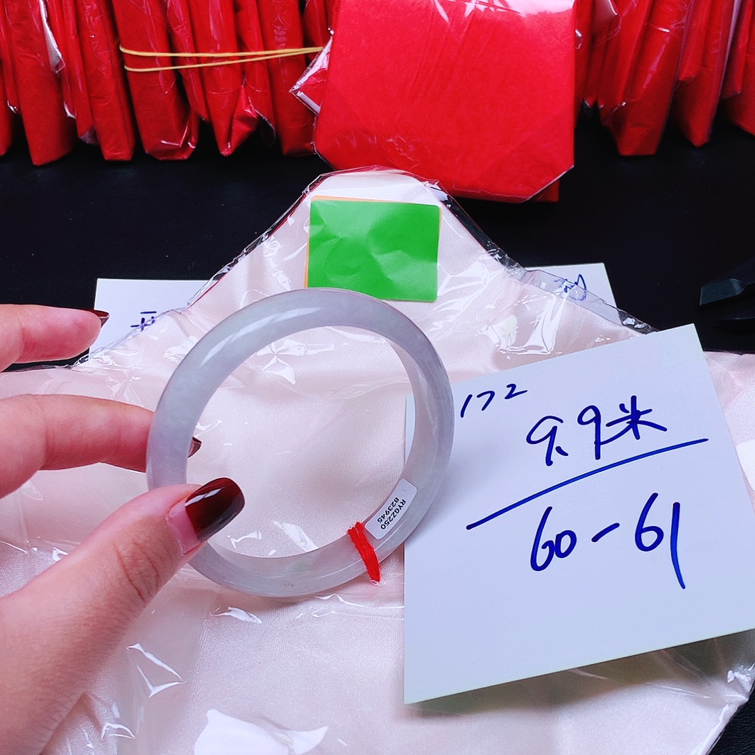 翡翠未镶嵌手镯172。    