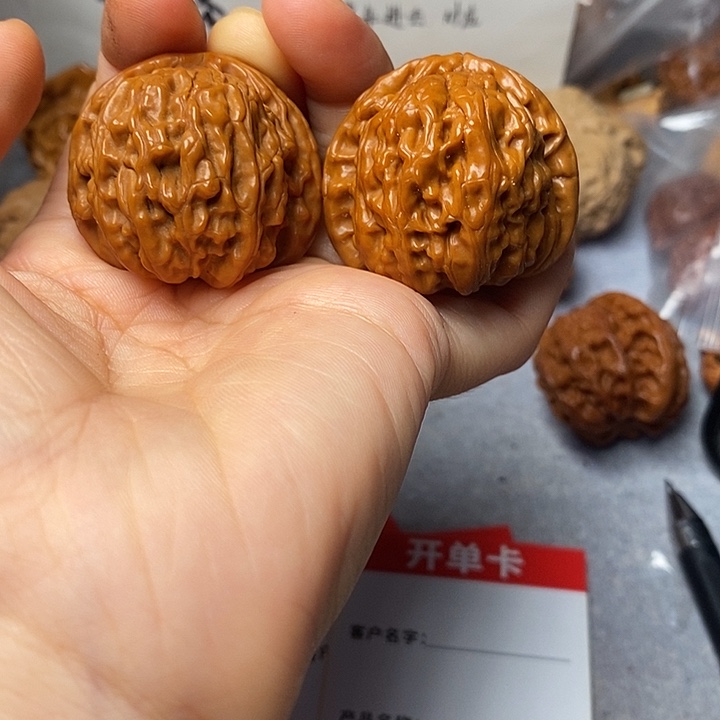 文玩核桃吊坠白狮子
