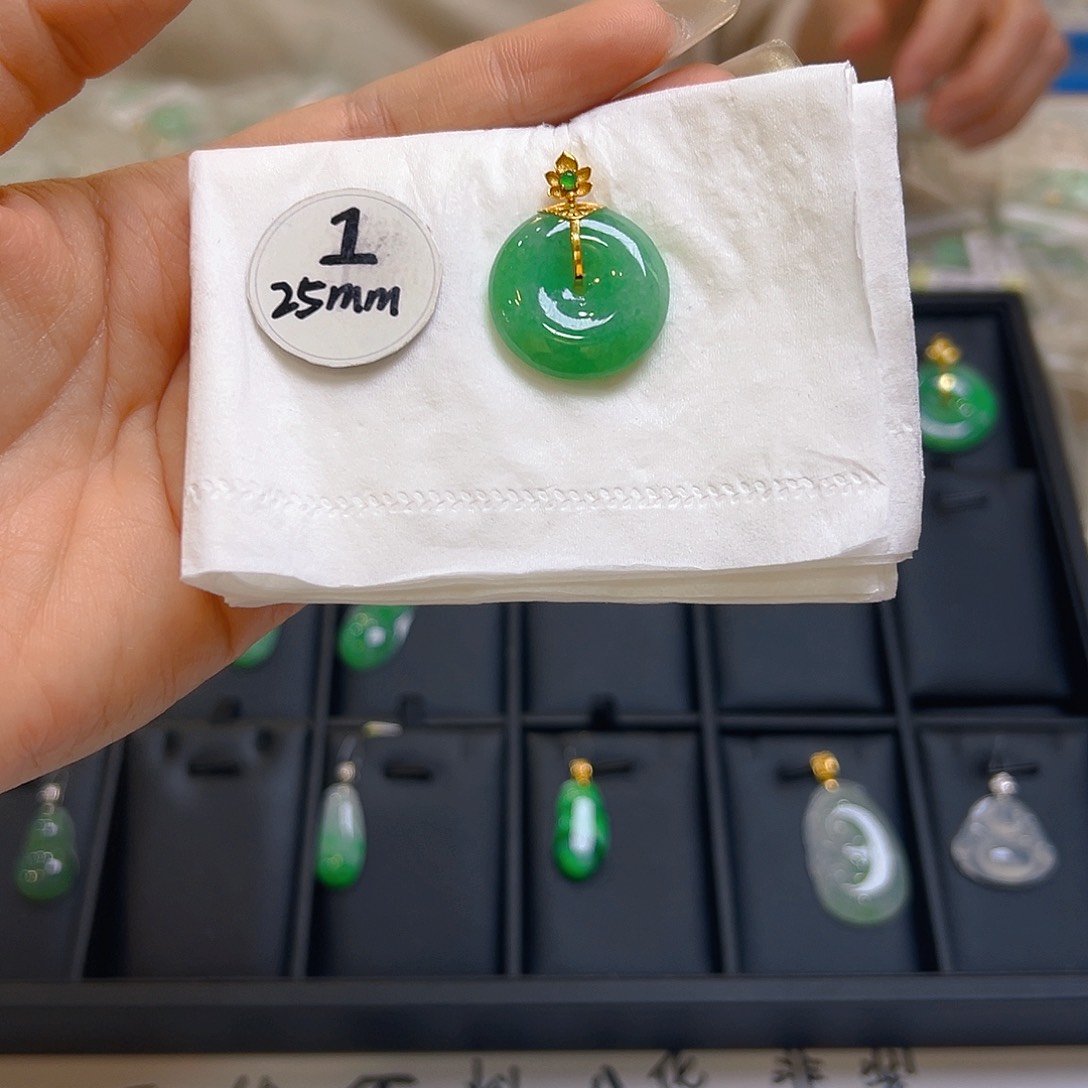 翡翠颈饰18K金镶嵌翡翠