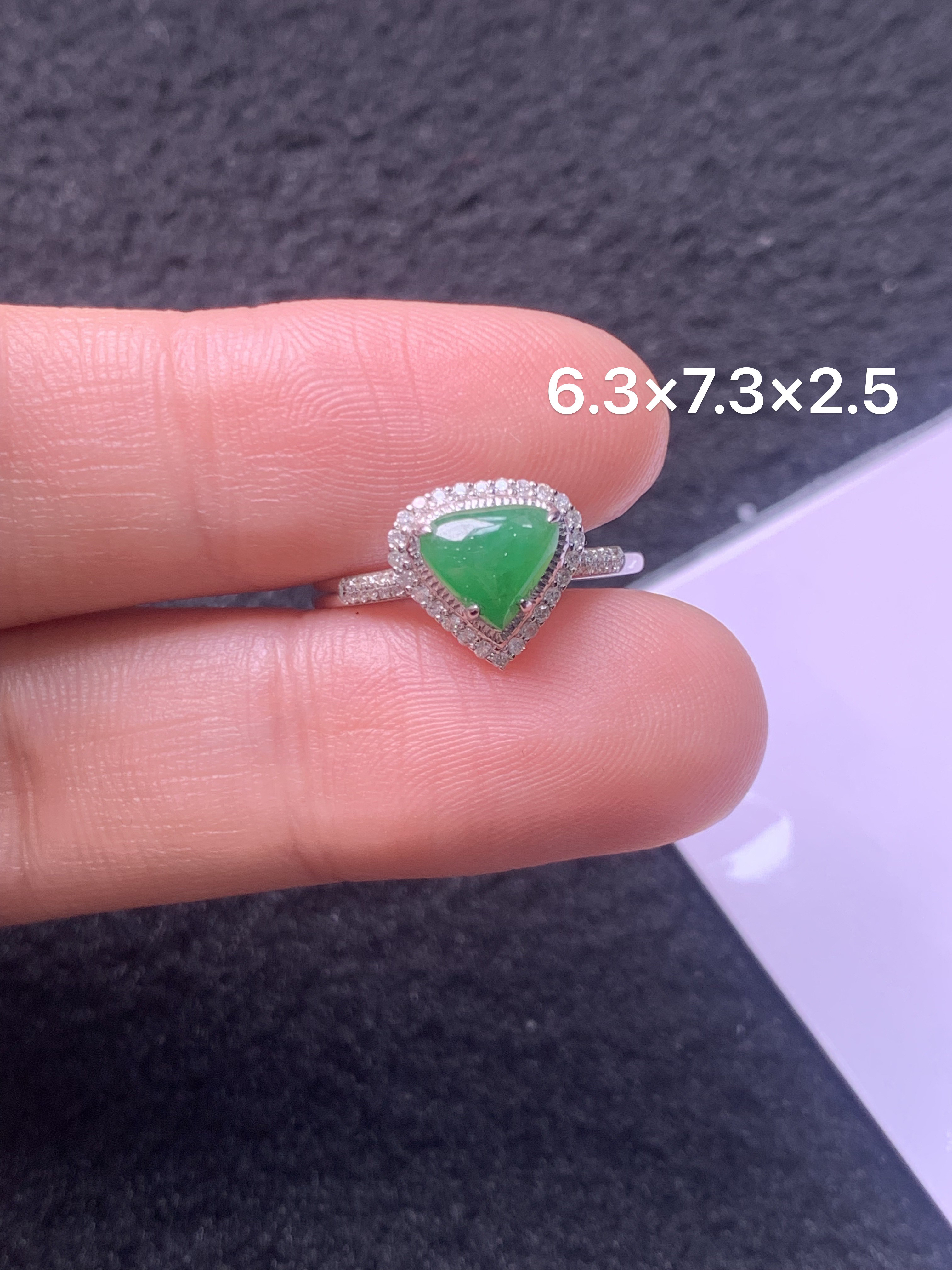 18K金镶嵌天然缅甸翡翠阳绿水滴戒指