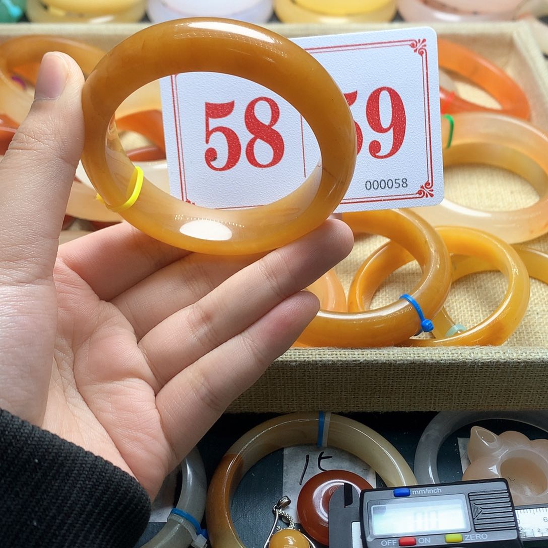 未镶嵌石英质玉（黄龙玉）手镯