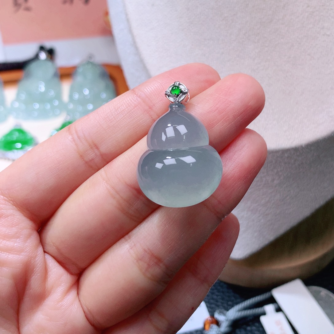 颈饰18K金镶嵌翡翠葫芦