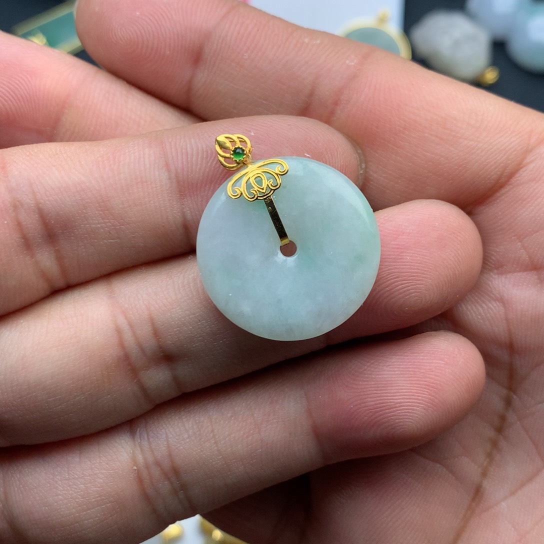 翡翠颈饰18K金镶嵌平安扣