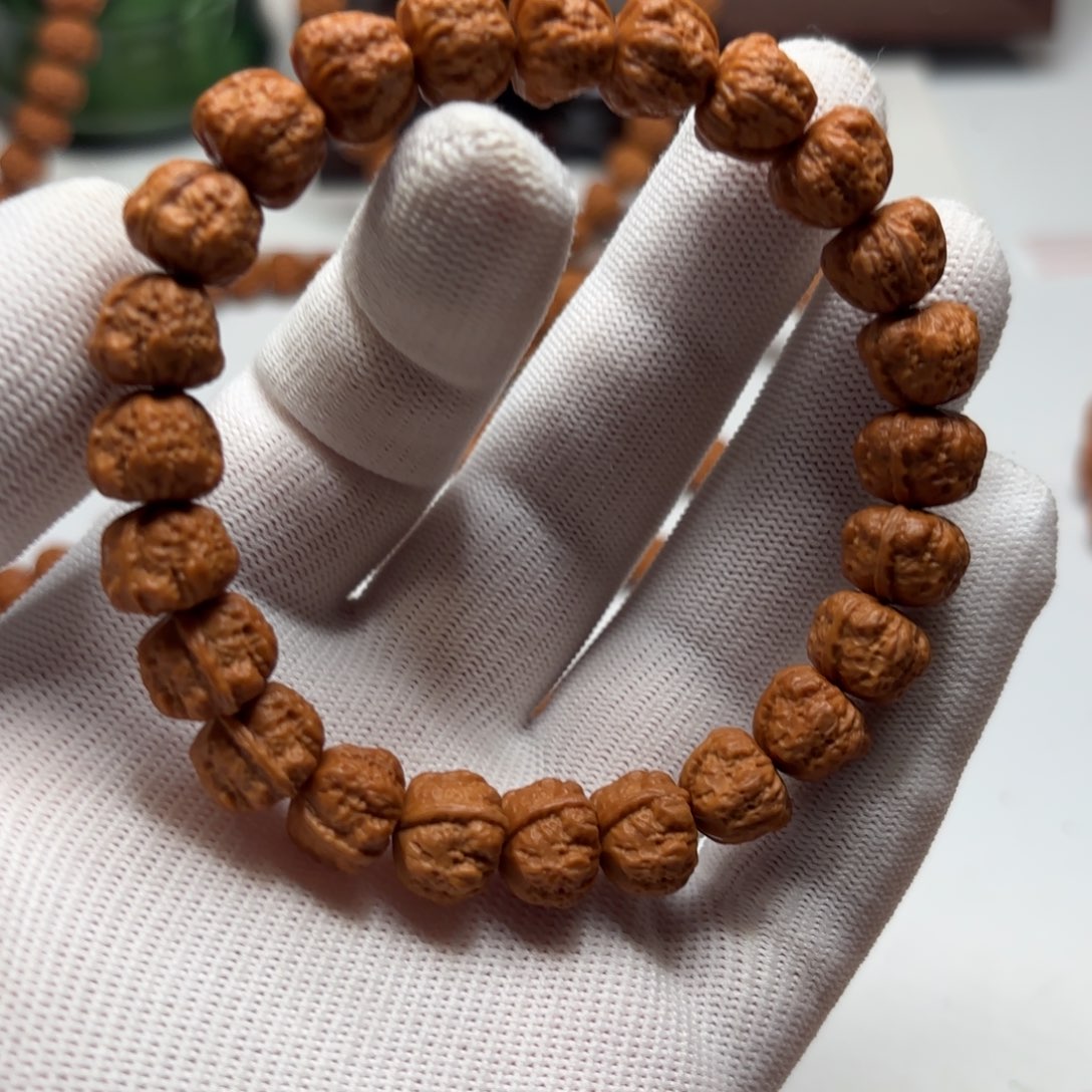 猴头核桃手串雕刻