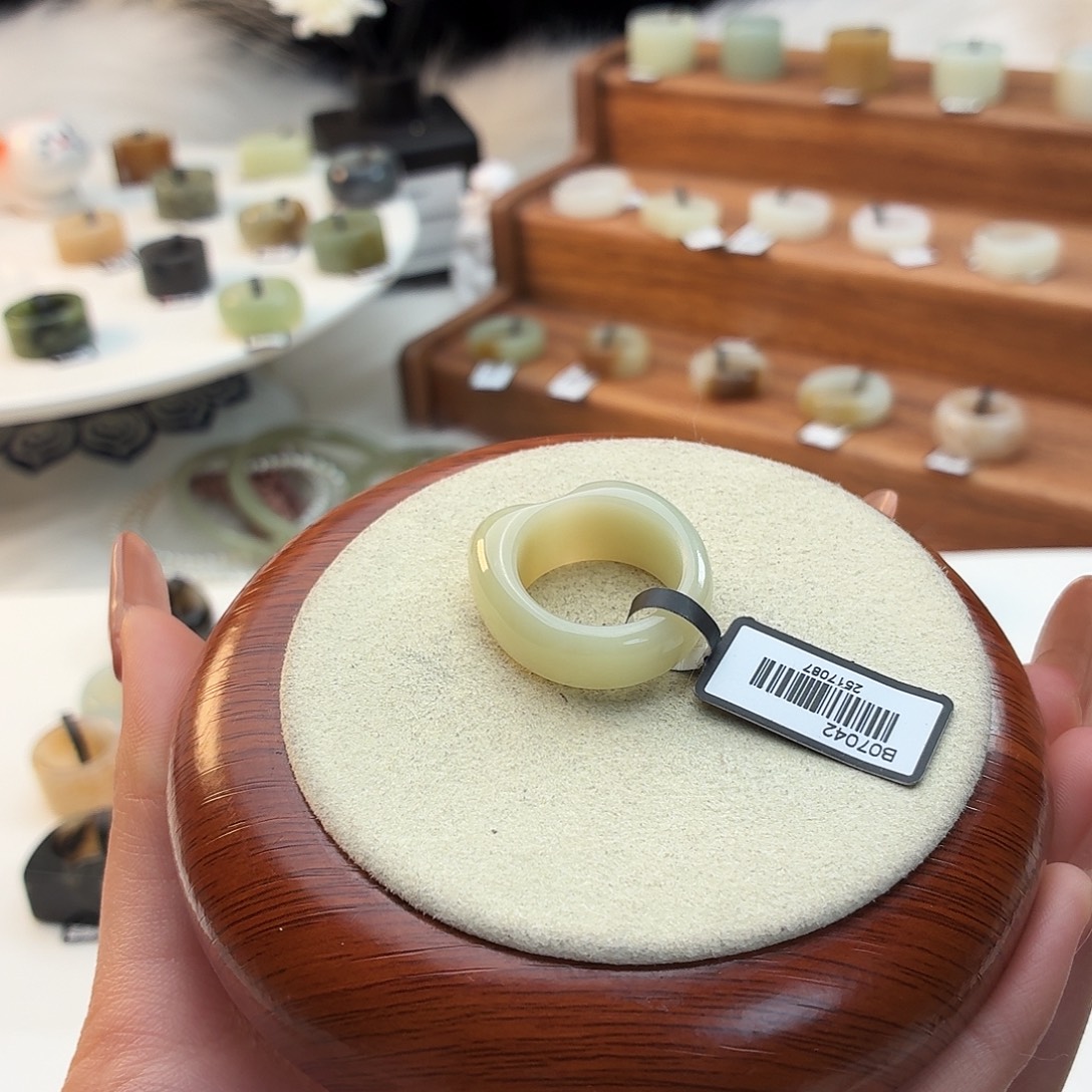 和田玉未镶嵌戒指奶白猫耳朵18.01mmj29