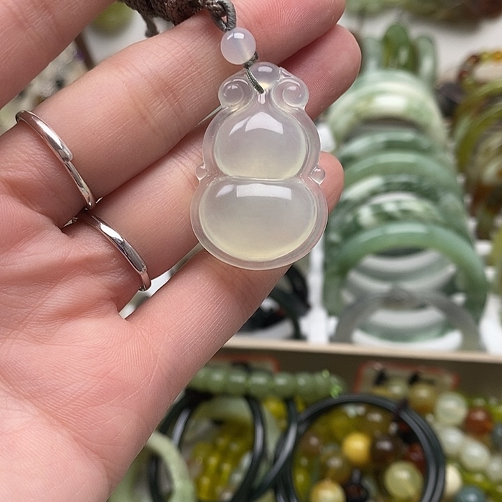 蛇纹石玉颈饰未镶嵌