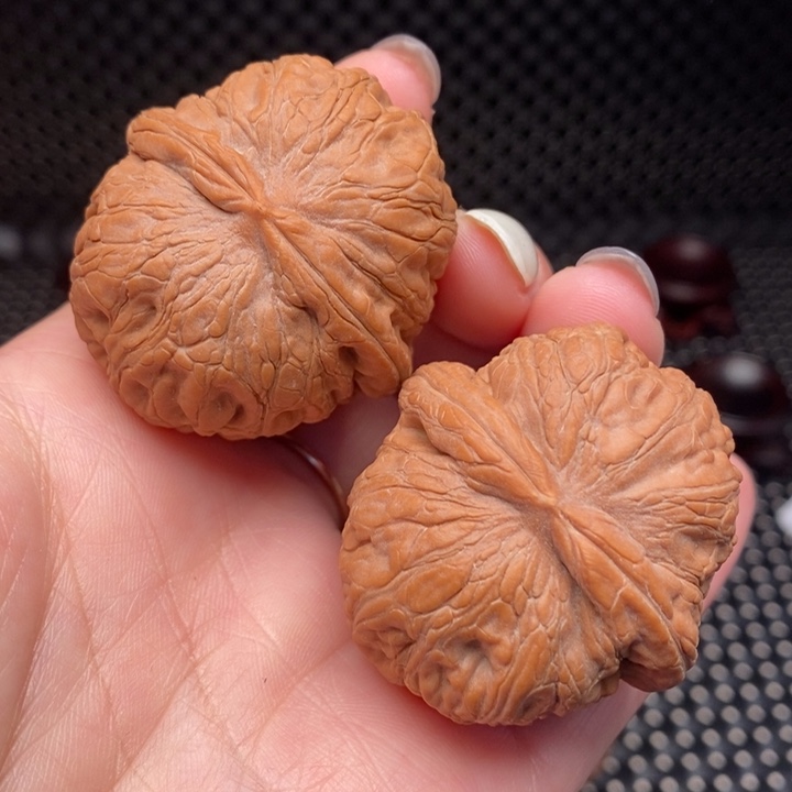 文玩核桃吊坠8元宝42