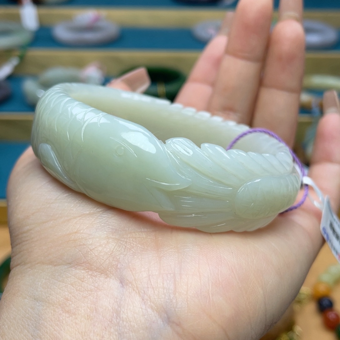 和田玉手镯61圈口。编号A20未镶嵌