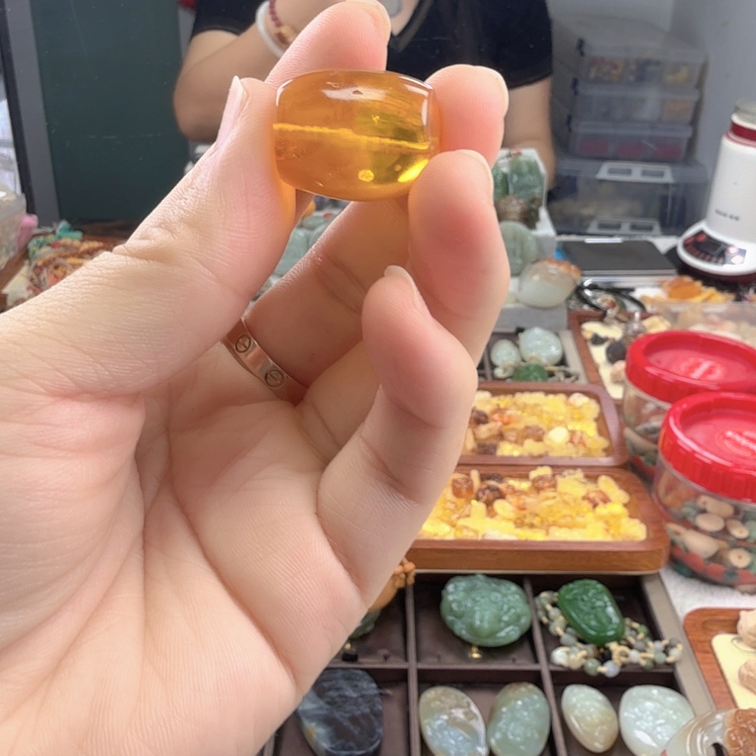 琥珀颈饰未镶嵌瑕疵