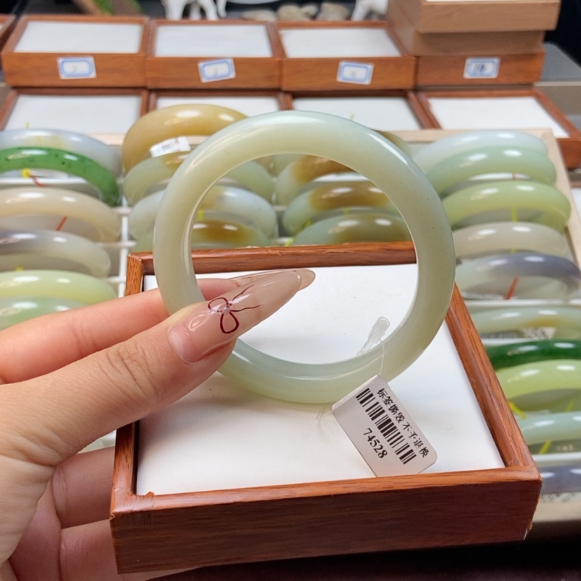 【闪购商品】和田玉手镯未镶嵌58