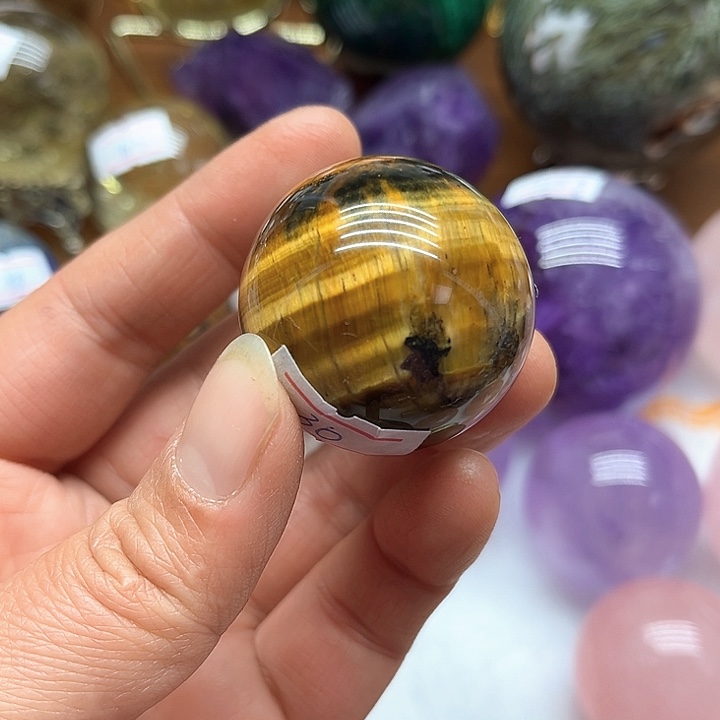 水晶64克黄虎晶球未镶嵌