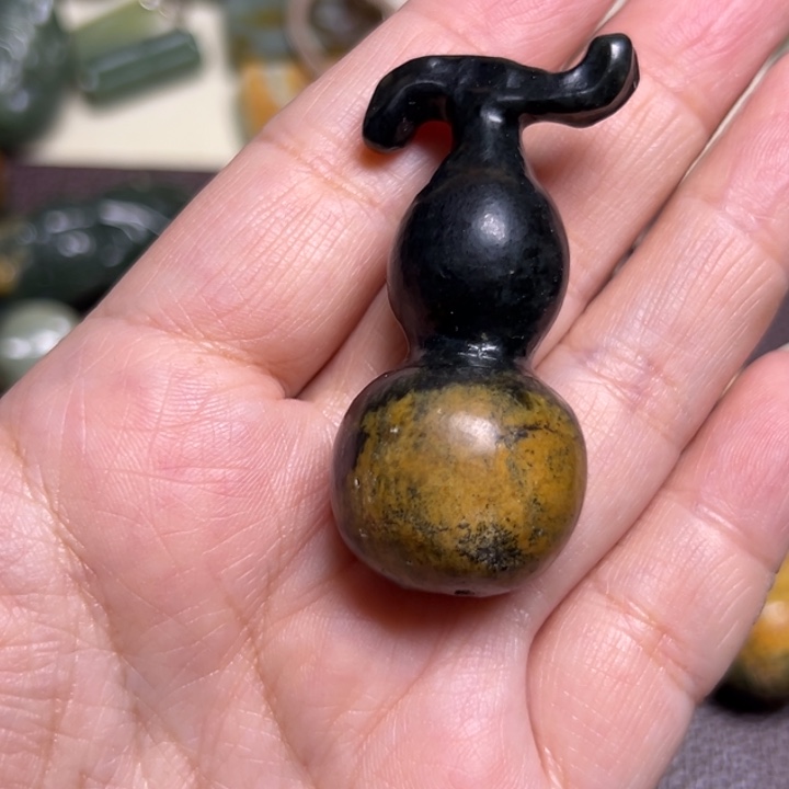 十***夜岫岩河磨玉（透闪石质玉）未镶嵌颈饰