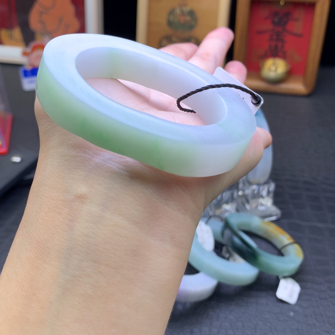 定制翡翠未镶嵌翡翠手镯