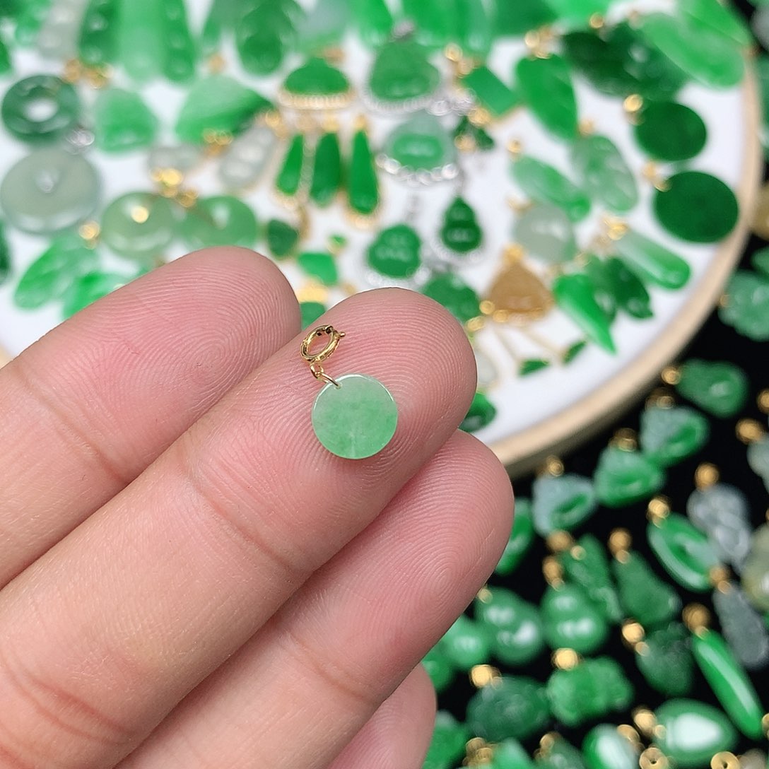 翡翠配石18K金扣 小巧精美飘阳绿小圆牌