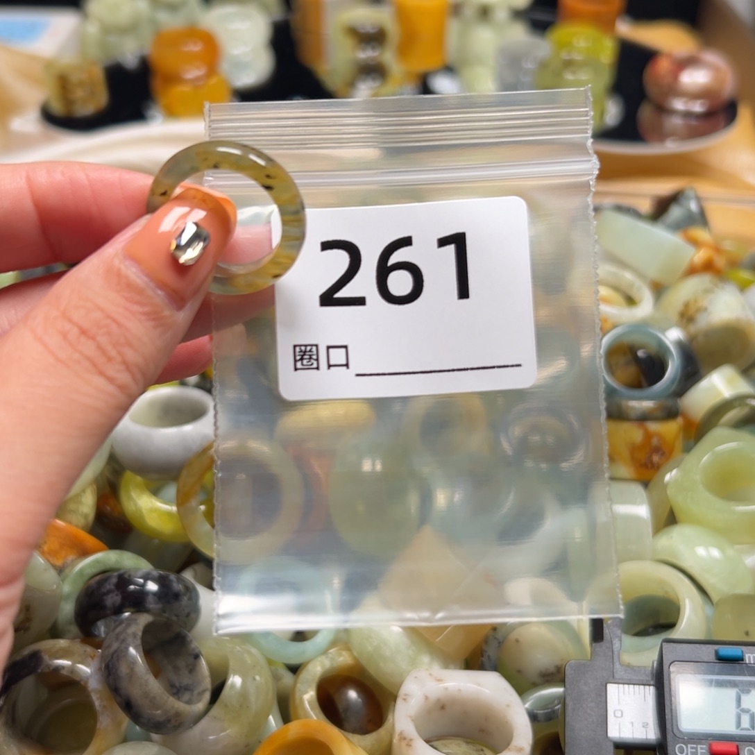 腊***五蛇纹石玉未镶嵌戒指