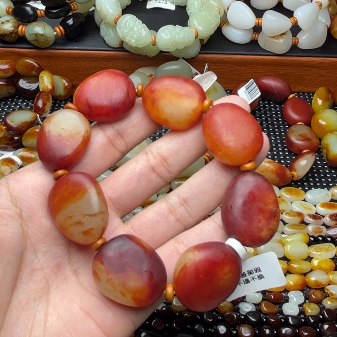 和田玉未镶嵌颈饰橄**剑